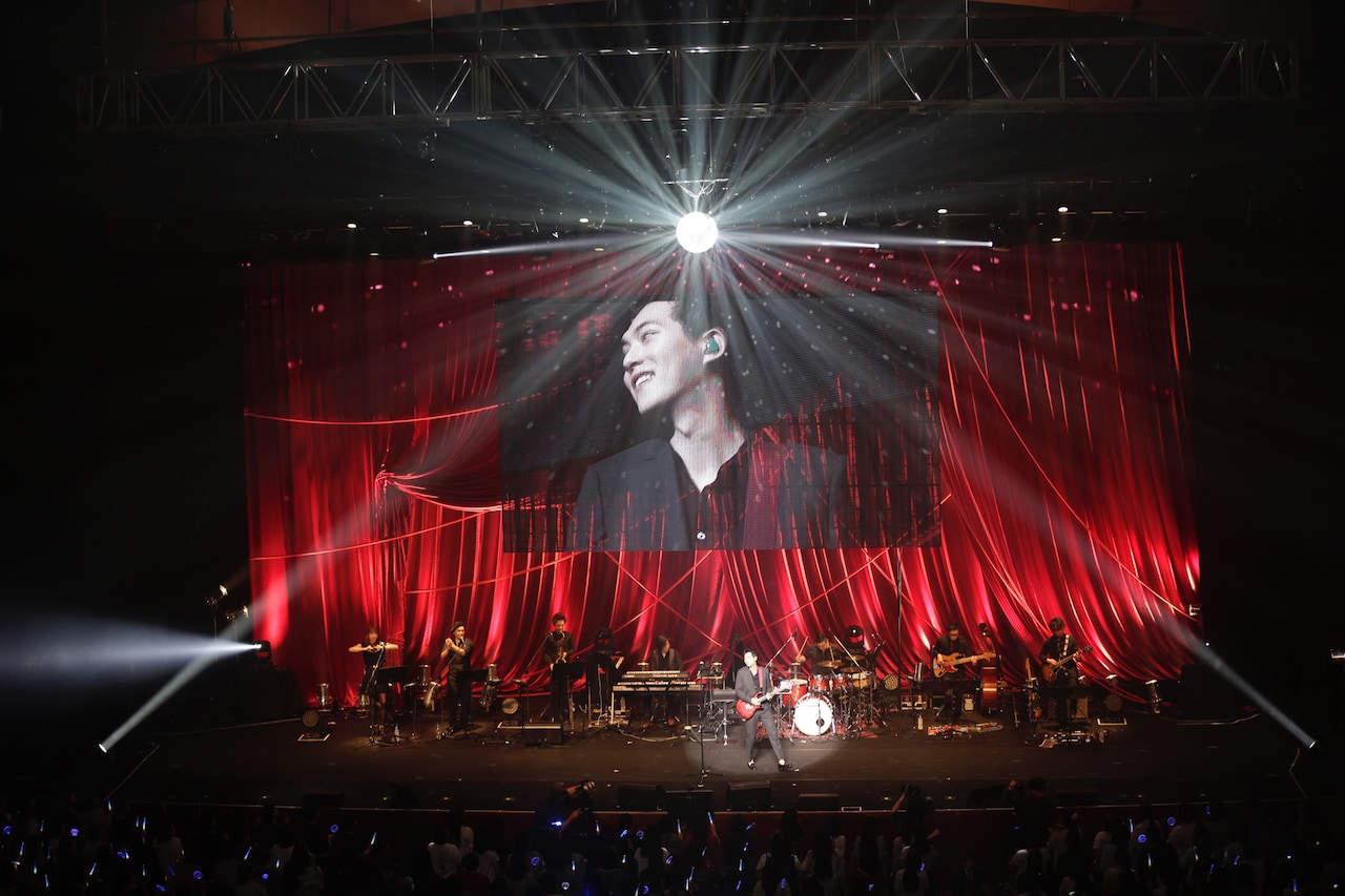 CNBLUEイ・ジョンヒョン、入隊前最後のライブでファンと熱唱（ライブ