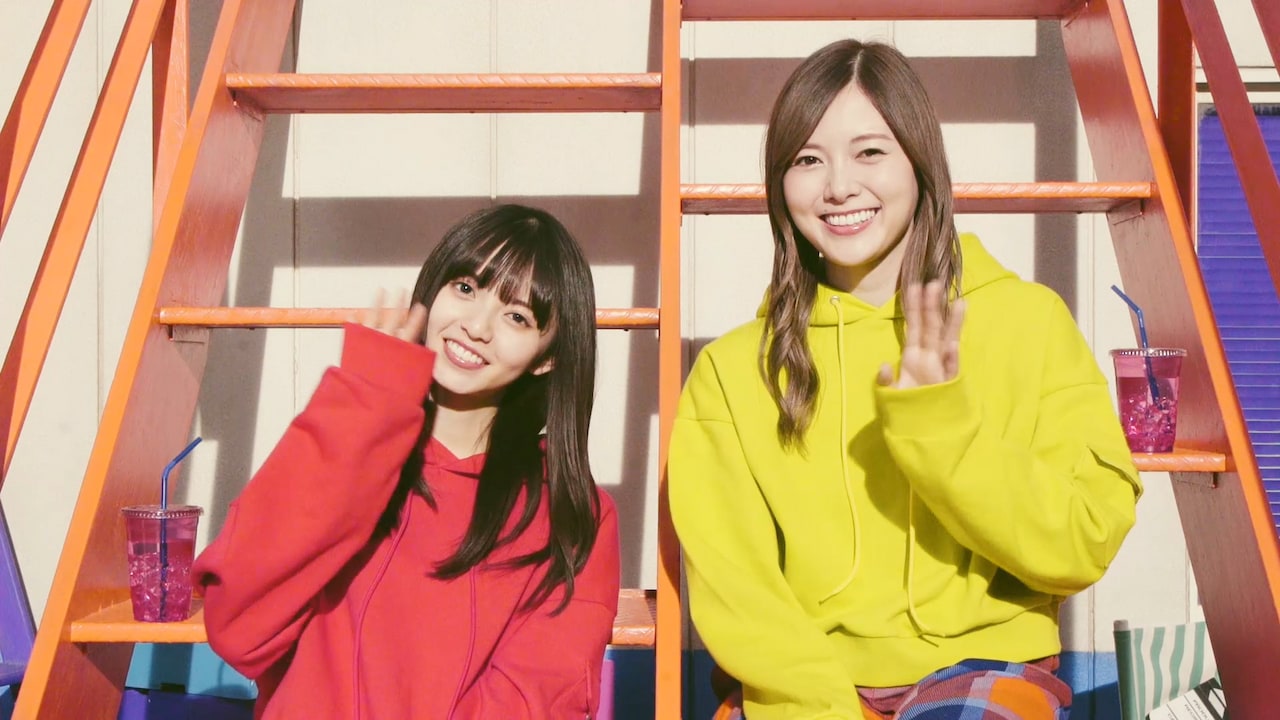 乃木坂46の白石麻衣と齋藤飛鳥、パーカーを「ぎゅー」と締めながら