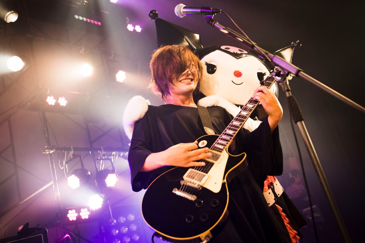 クロミに肩をつかまれたこやまたくや（G, Vo）。（Photo by Oike Kaori