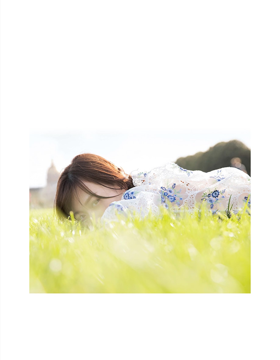 乃木坂46山下美月1st写真集「忘れられない人」裏表紙解禁、秋元康