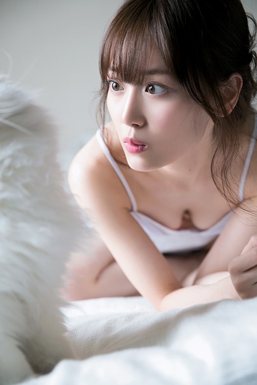 乃木坂46山下美月、猫と見つめ合う無防備カット公開（コメントあり