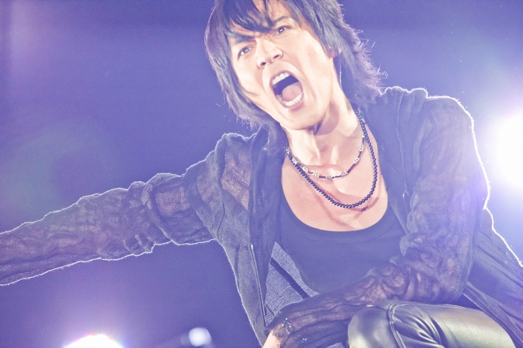 氷室京介、東京ドームBOØWY曲ライブで25曲熱唱 - 音楽ナタリー