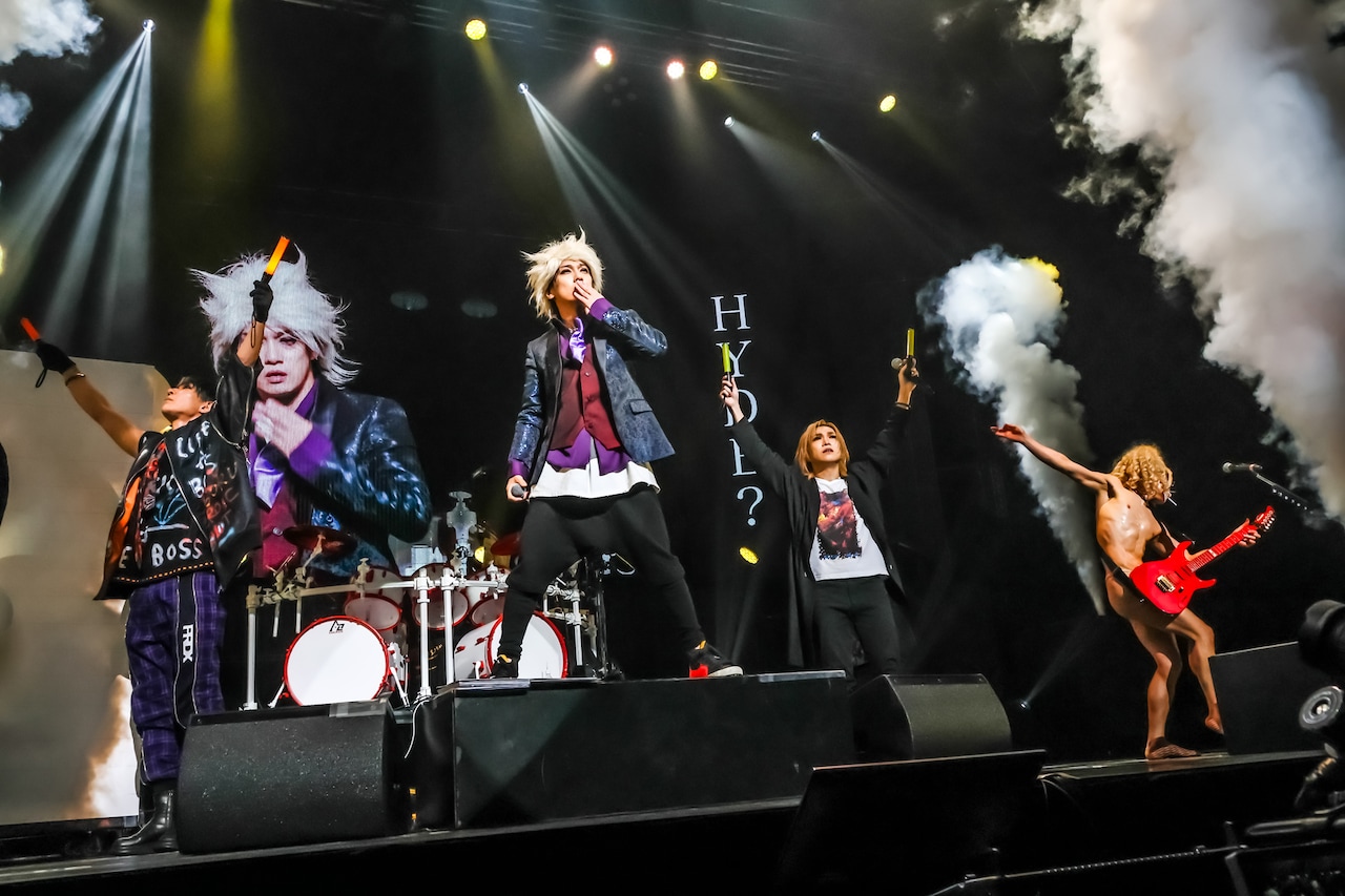 金爆はどう生きるか？結成20周年ゴールデンボンバー、ブリーフ姿で示し