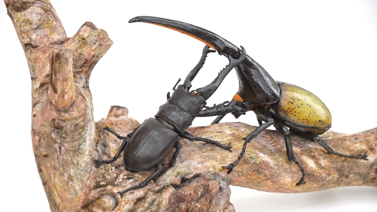 秋川雅史作「木彫ヘラクレスオオカブトとギラファノコギリクワガタ