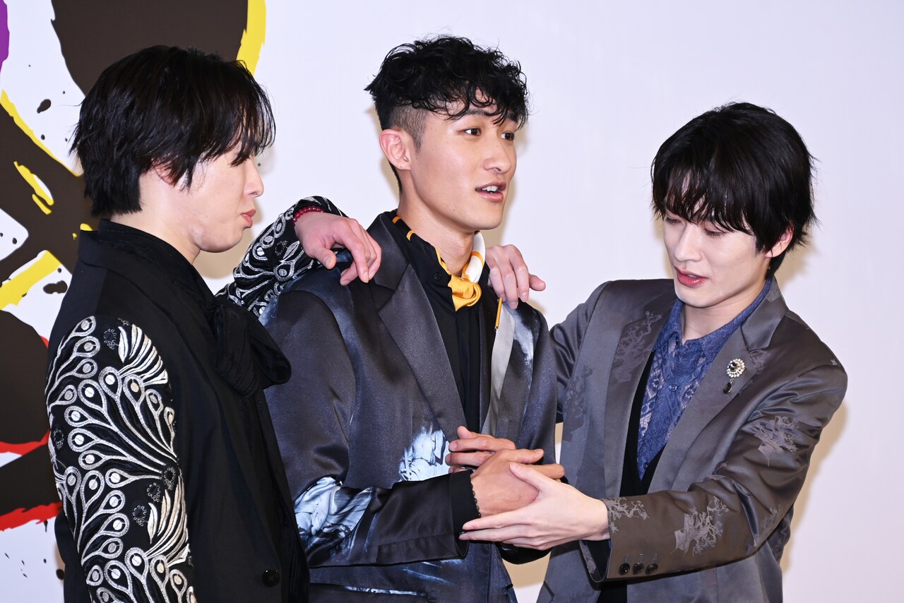 ポージングに迷う岩本照を導く深澤辰哉と見守る宮舘涼太。 [画像