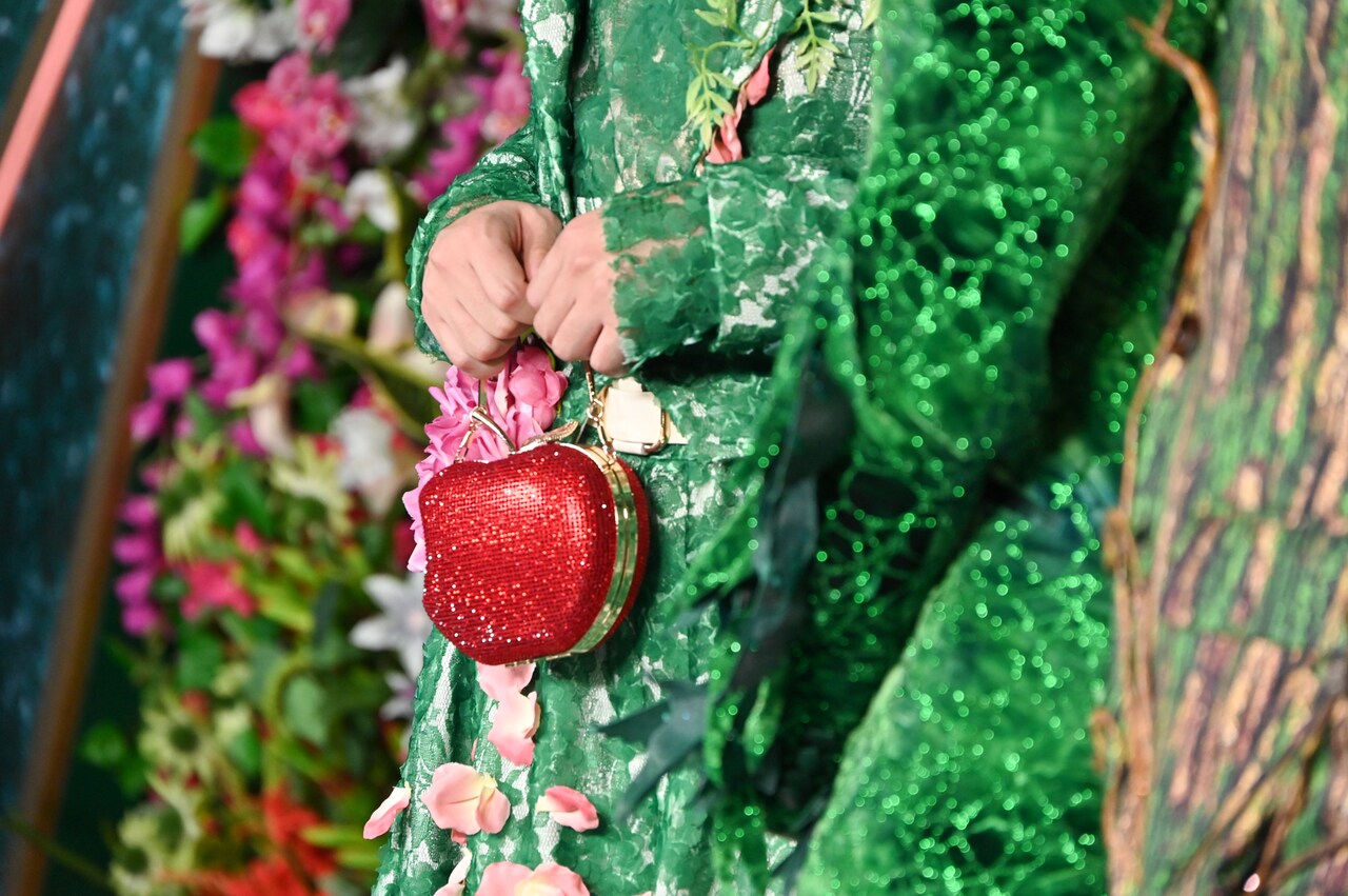 藤澤涼架が手に持つリンゴ型のバッグ。 [画像ギャラリー 16/47] - 音楽