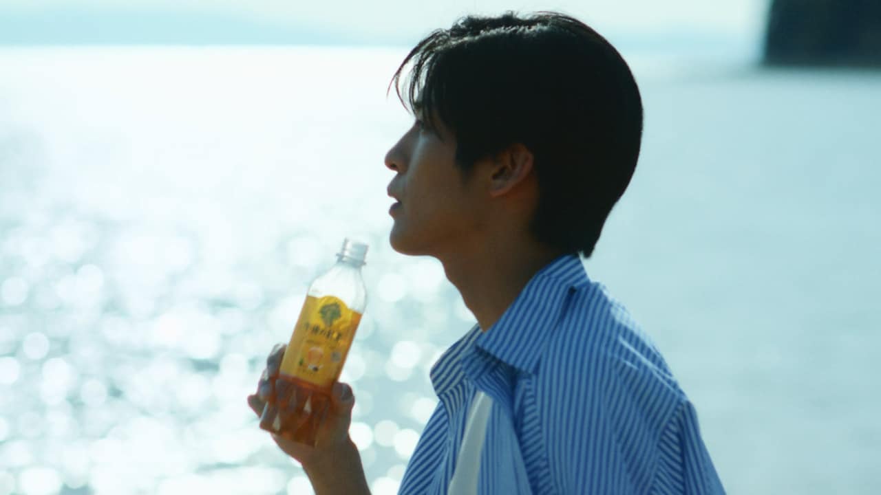 Snow Man目黒蓮「午後の紅茶」新CMで仲間と海へ、Mrs. GREEN APPLEが