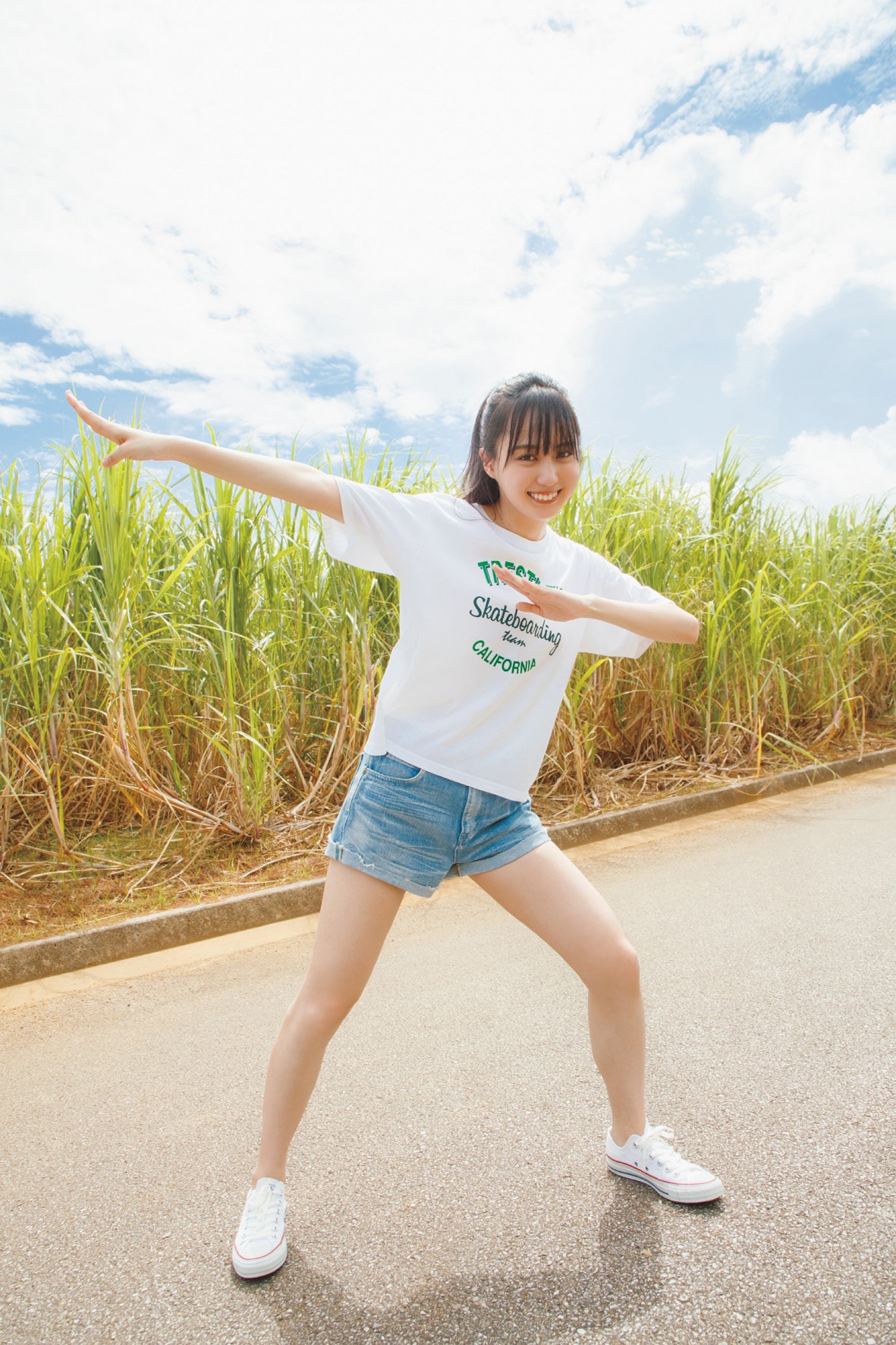 乃木坂46賀喜遥香ソロ写真集から先行カット公開、さとうきび畑で