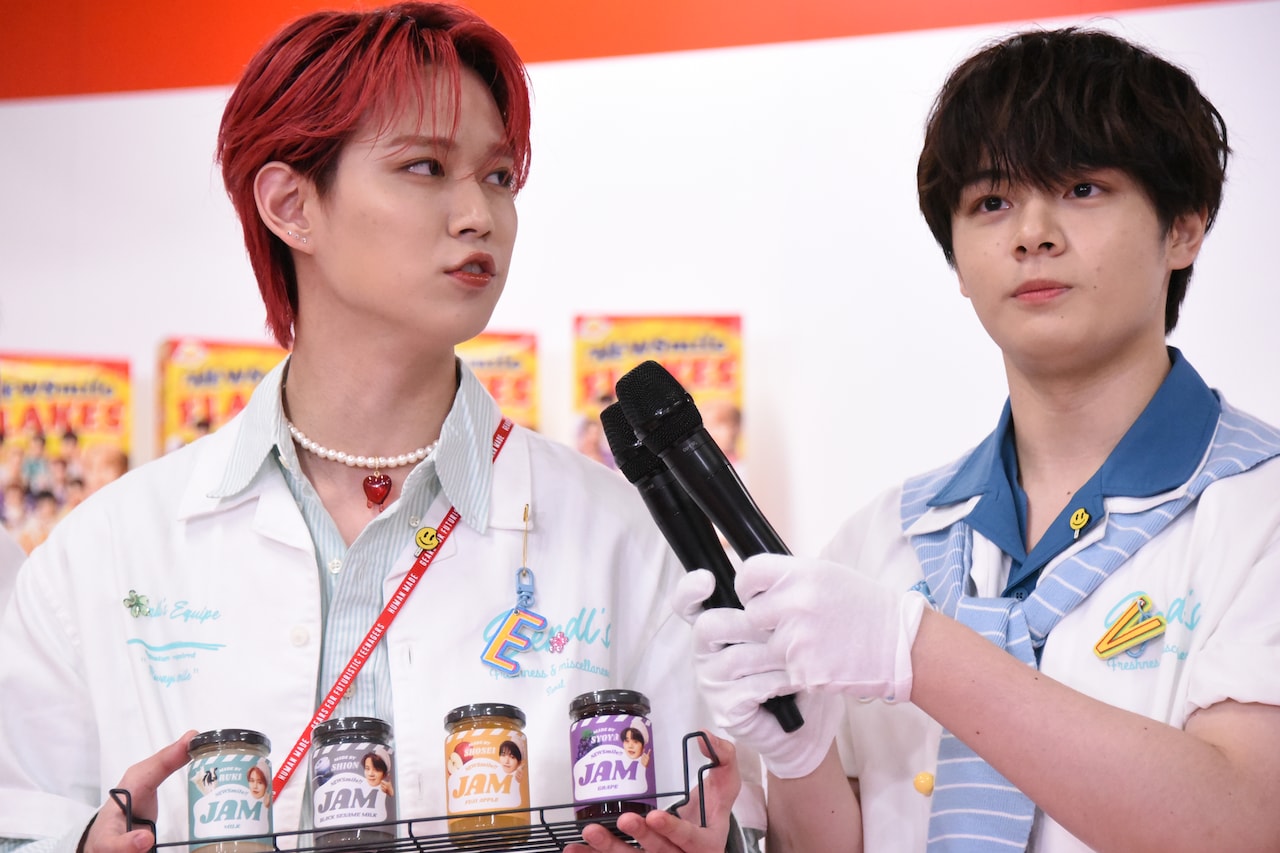 タオルを広げてアピールする川尻蓮。 [画像ギャラリー 10/36] - 音楽