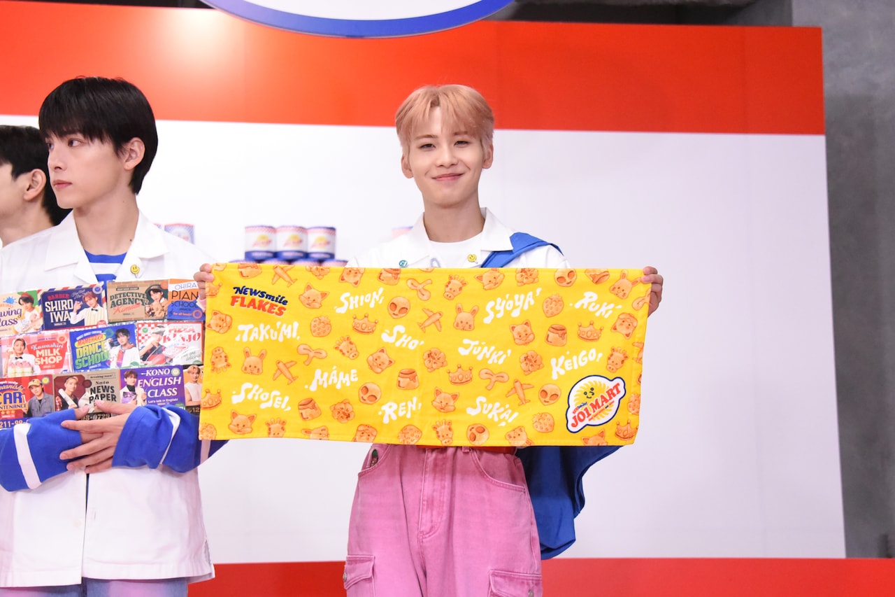 タオルを広げてアピールする川尻蓮。 [画像ギャラリー 10/36] - 音楽