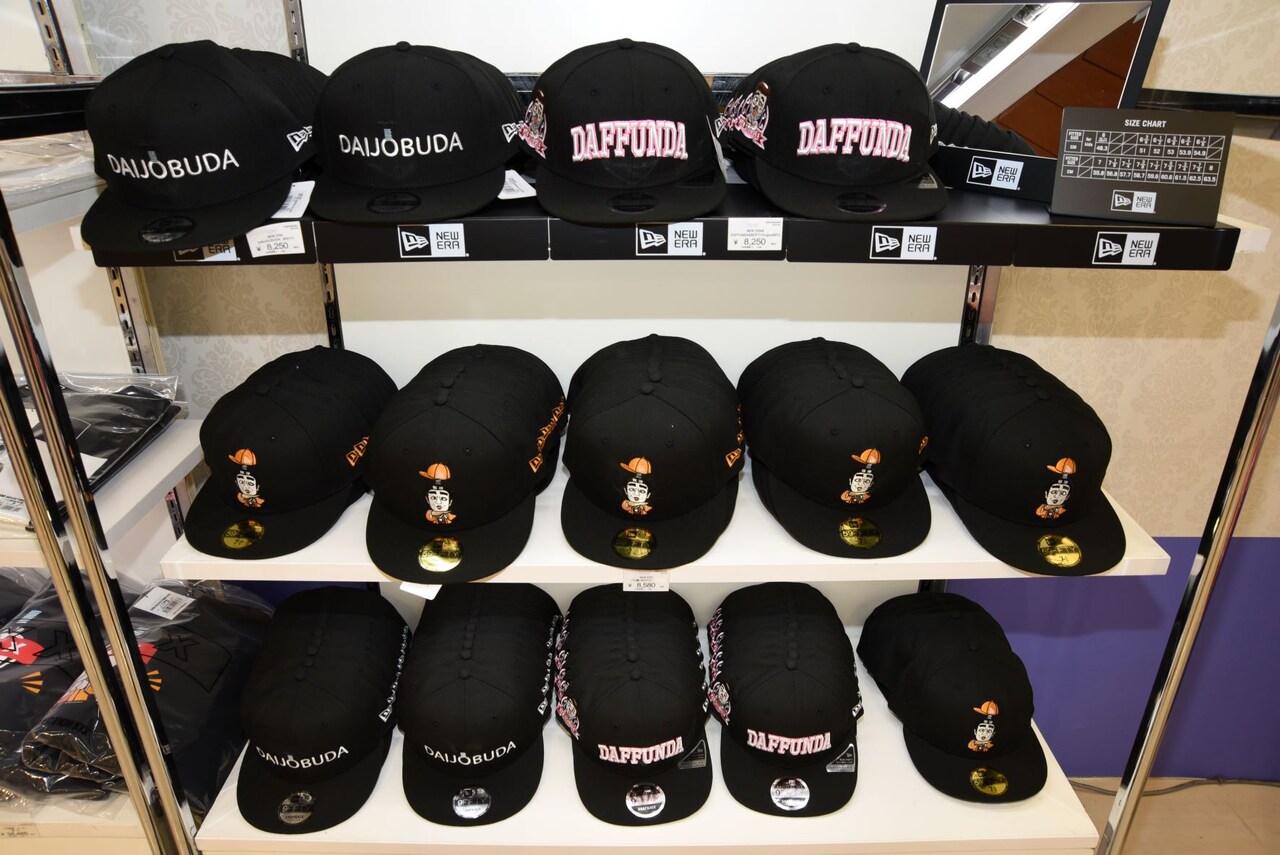 志村けんの大爆笑展（東京）」グッズ売り場の一部。 [画像ギャラリー