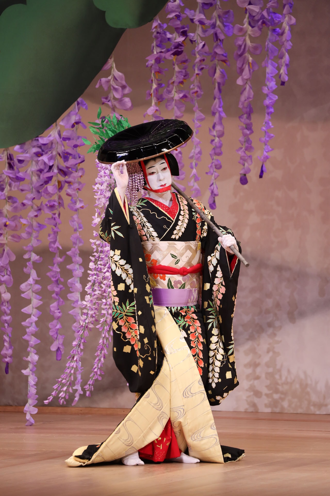 坂東玉三郎が「藤娘」踊る「初春特別舞踊公演」開幕、新たにあつらえた