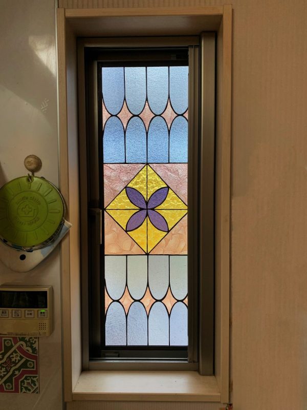 ステンドグラスパネル：シンプルな幾何学模様 | ステンドグラス工房