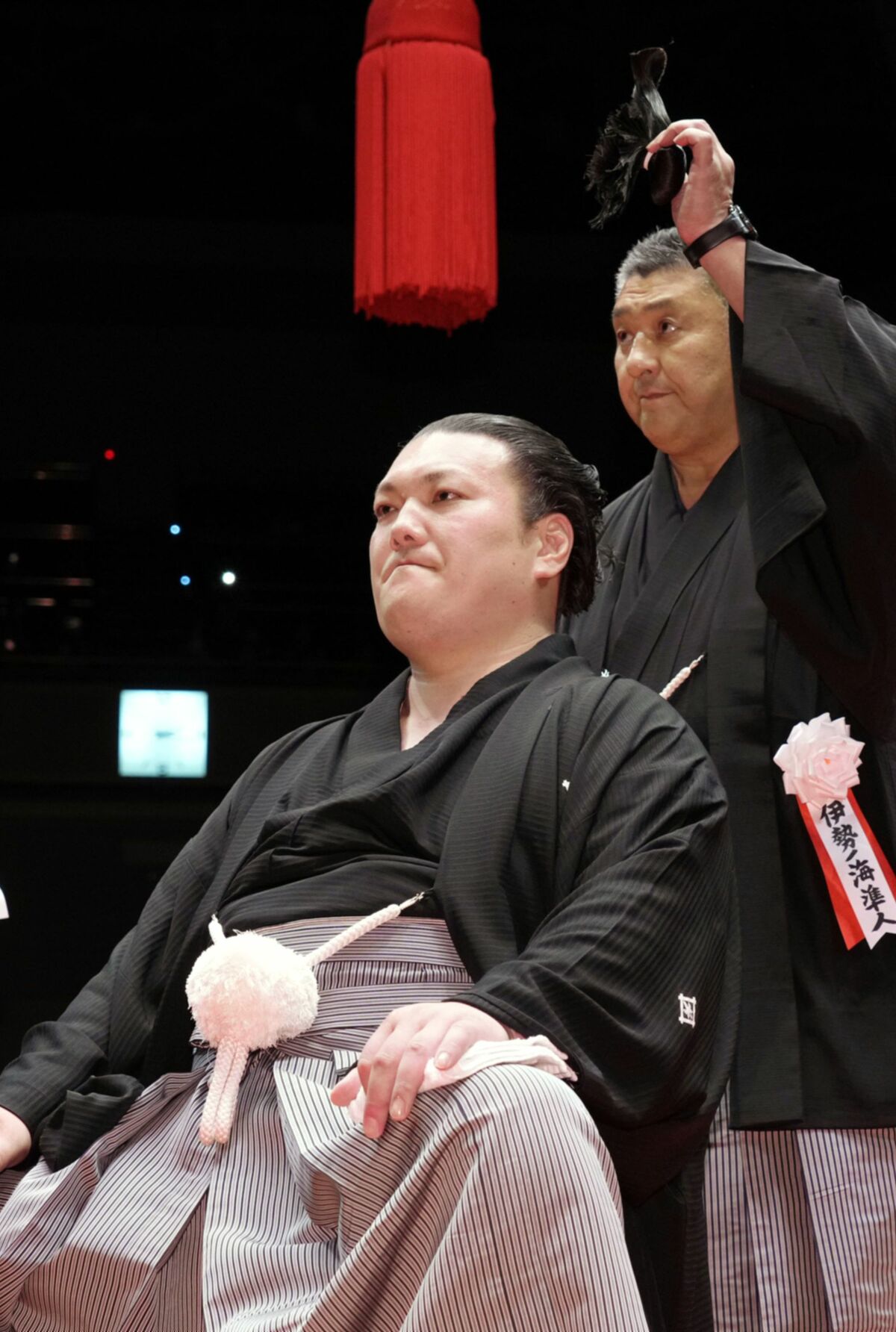 大相撲］元関脇勢、自ら美声披露 断髪式 250人がはさみ | 沖縄