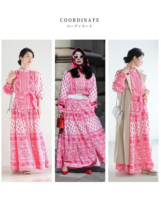 鮮やかなピンクが広がるスカーフ柄ロングワンピース（紐リボン付き