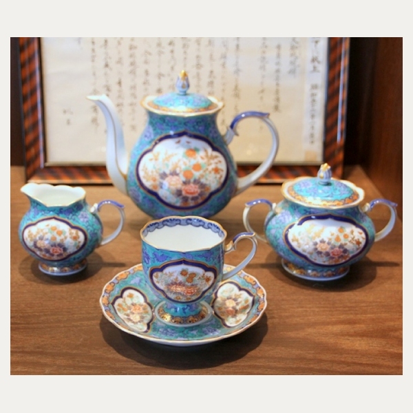 青華緑彩花車模様）切透飾り壺|有田焼の老舗-香蘭社オンラインショップ