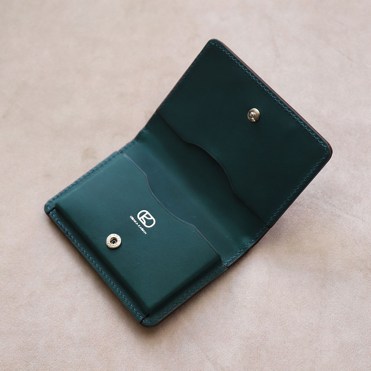 ミネルバリスシオ・名刺入れ。最高の革と最高の職人の技術力の革小物