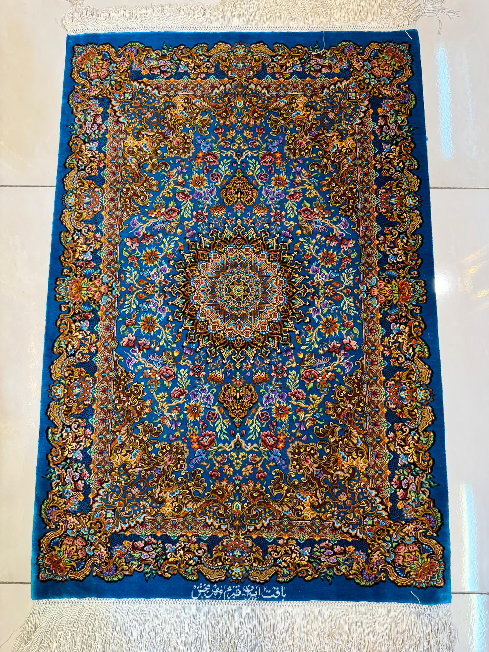 高級ペルシャ絨毯クム産シルク100％ メフルバフ工房 90×60cm（FN-10033