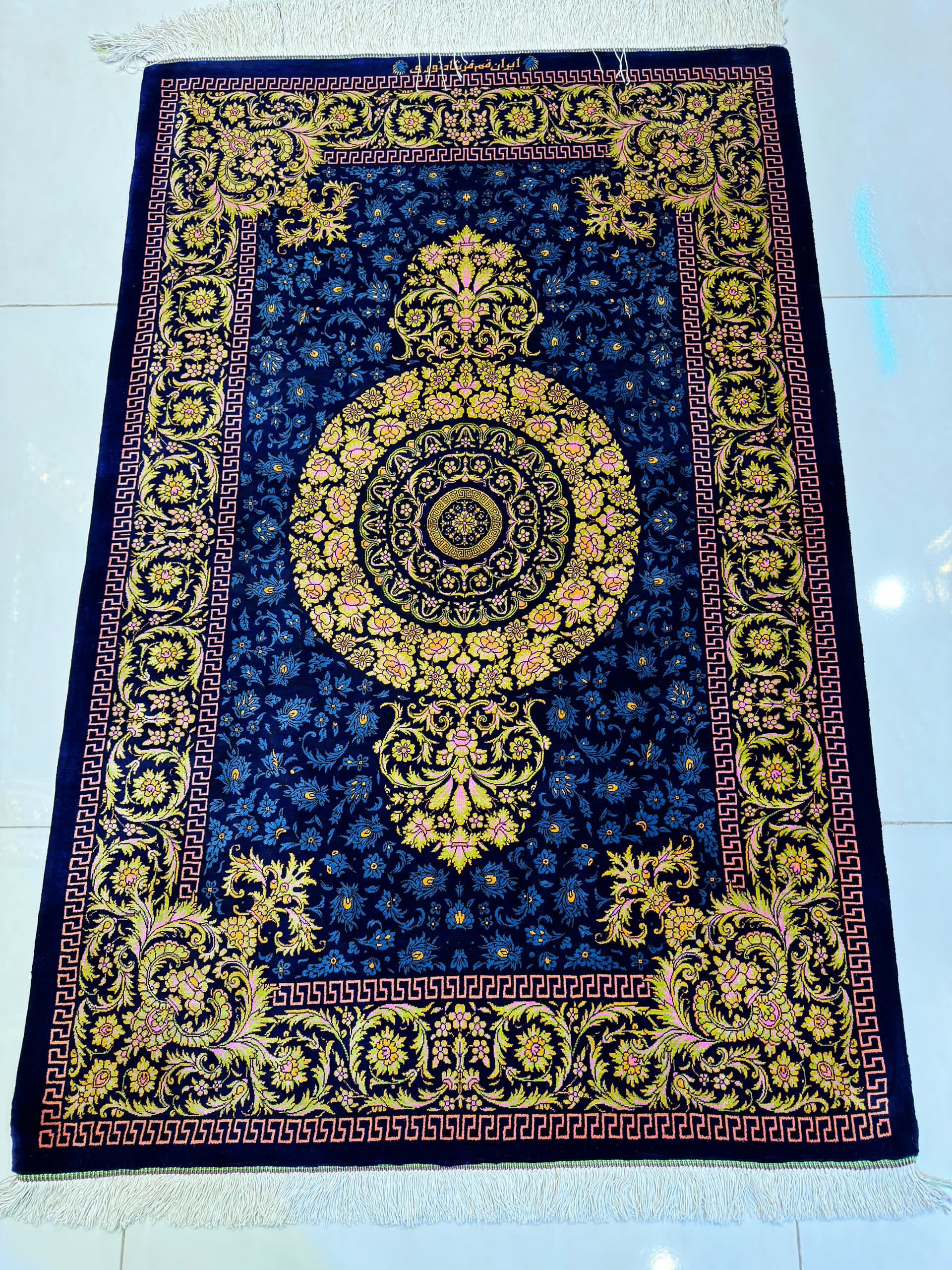 高級ペルシャ絨毯クム産シルク100％ ノウリ工房 126×83cm（FN-10044