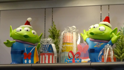 大人気アイテム復活！ サンタ仕様の“リトルグリーンメン”バケットが