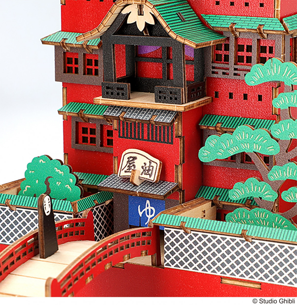 千と千尋の神隠し』油屋のLEDライト付き木製立体パズルが圧巻の再現度