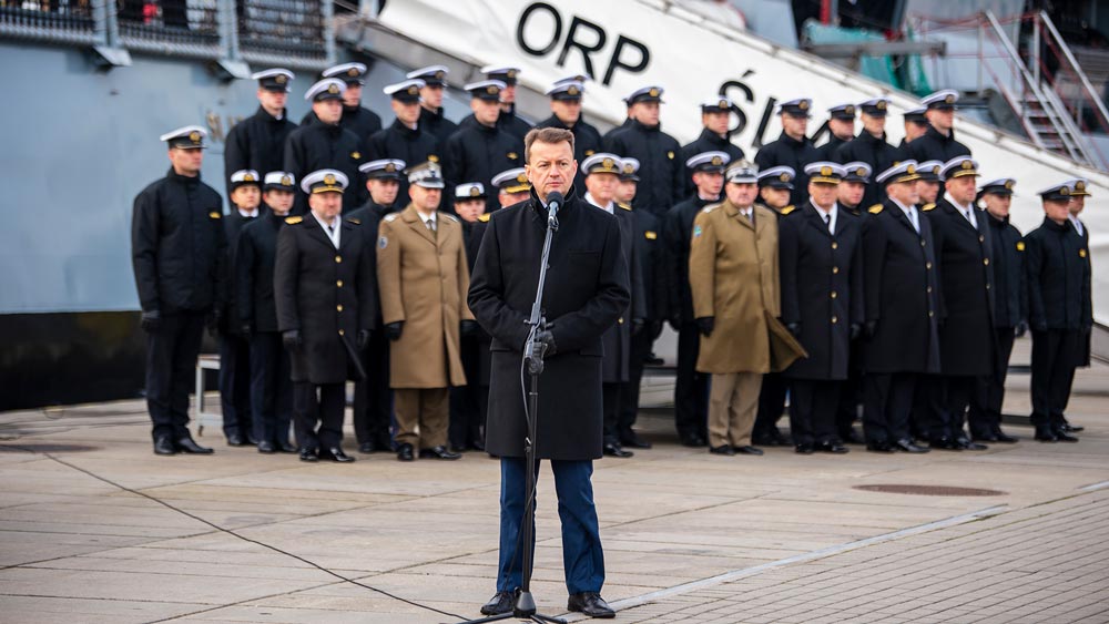 ポーランドの新型哨戒艦シュラザック 海軍創設101年の記念日に就役