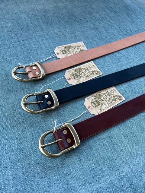 ダルチザン・マニアが喜ぶ平打ちバックルのベンズレザー刻印入りベルト