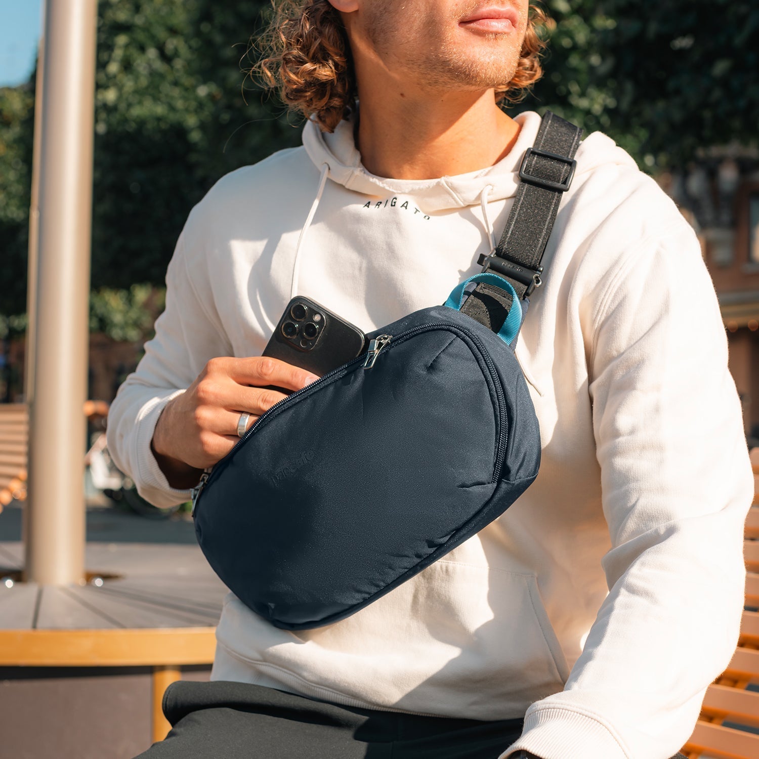 Pacsafe® V Anti-Theft Urban Sling - Pacsafe - Official Europe Store