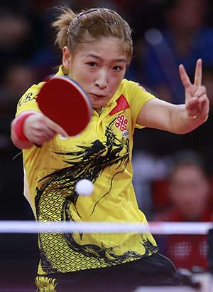 劉詩文の高いピース技術（爆笑）＞ どちらも同スイング中の写真だと