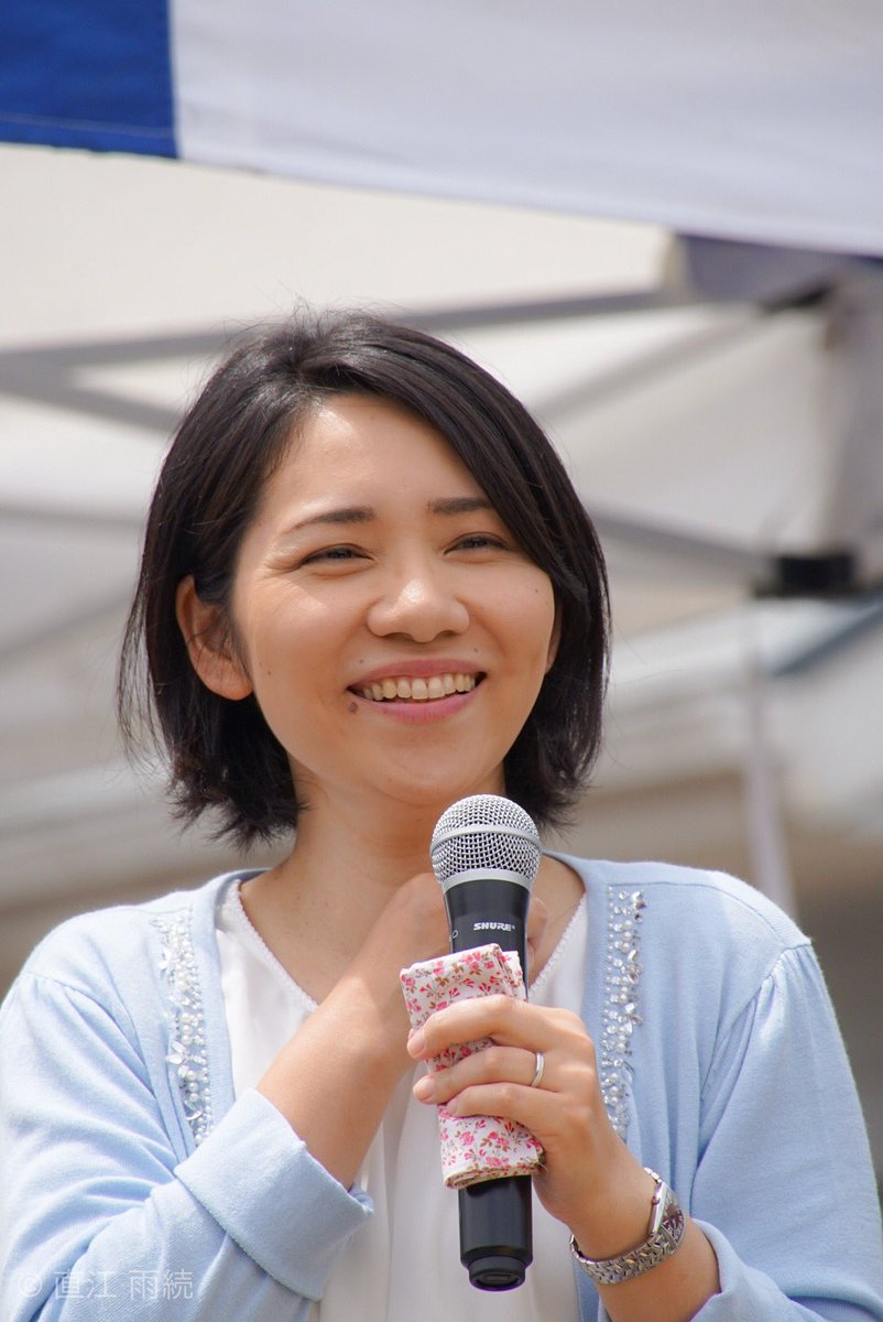 聞き手の矢内理絵子女流五段。