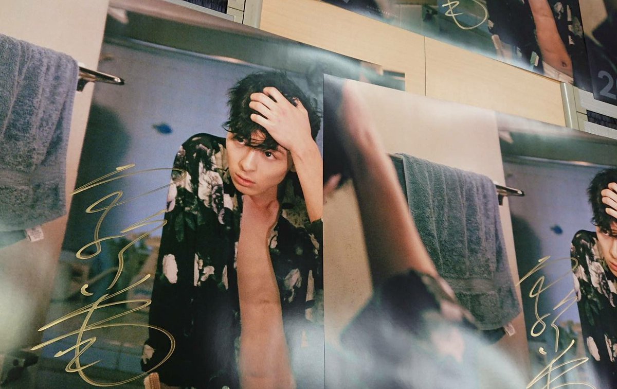 写真集「20/7」重版記念キャンペーンのポスターにやっとサインできまし