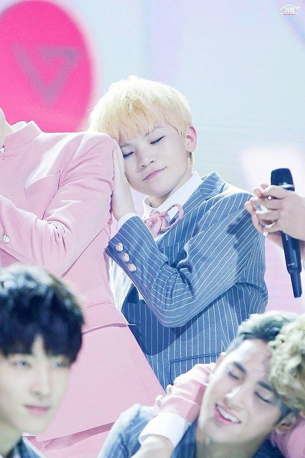 ウジお誕生日おめでとう🎉🎂🎁🎉🎈 可愛すぎる😍💓💓 #SEVENTEEN