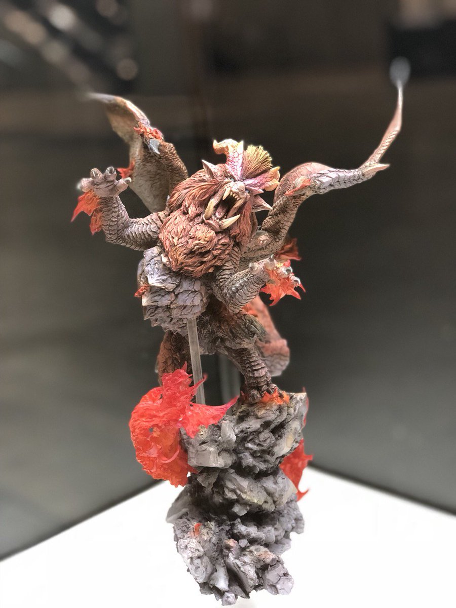 ホール9にあるカプコン物販ブースでは、2018年12月13日（木）発売予定