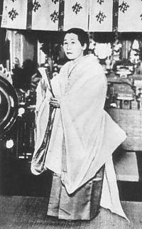 今日は、1945年、北村サヨが「天照皇大神宮教」(踊る宗教)を開教した日