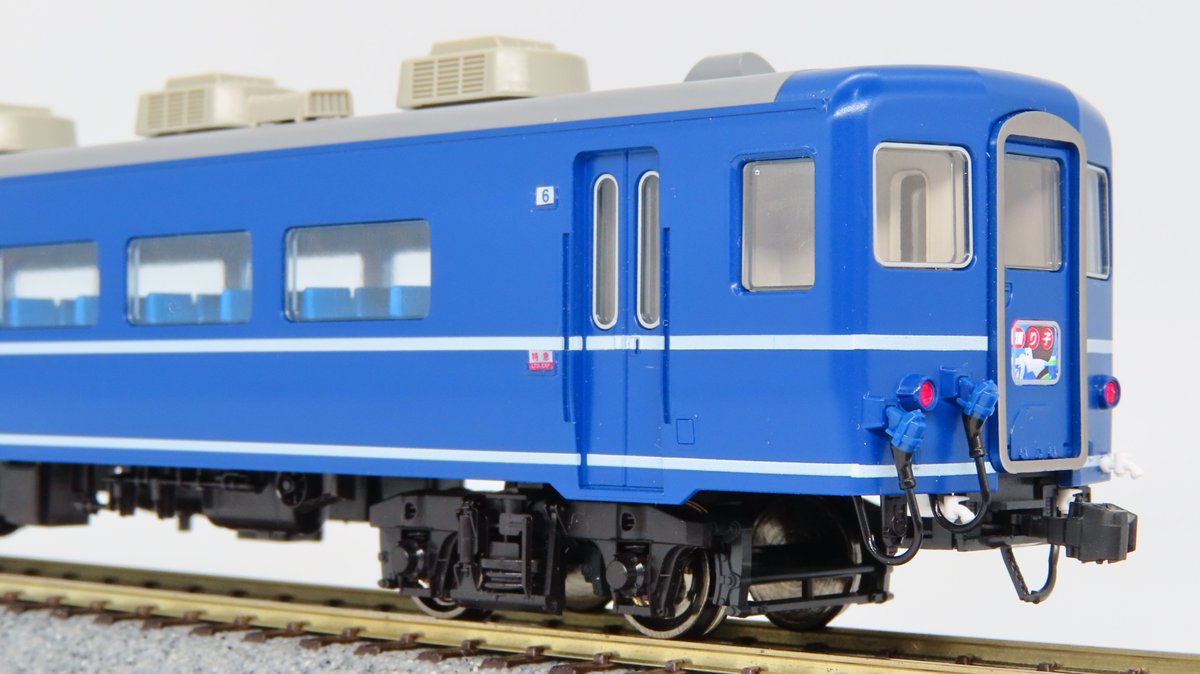 特急形客車】 14系座席車は波動輸送用として登場した特急形客車です