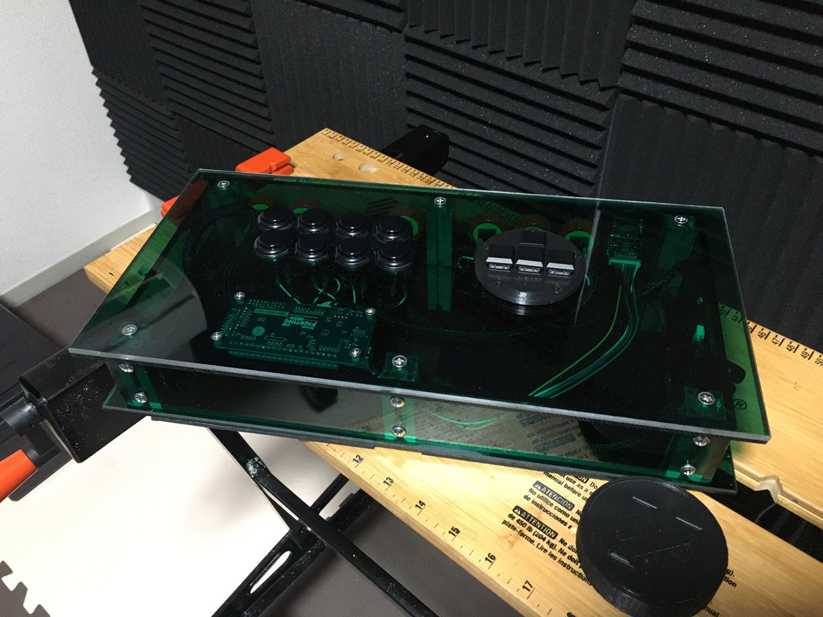 珍しい右十字キー(キーボードタイプ)左ボタンのアケコンとレバー+移動