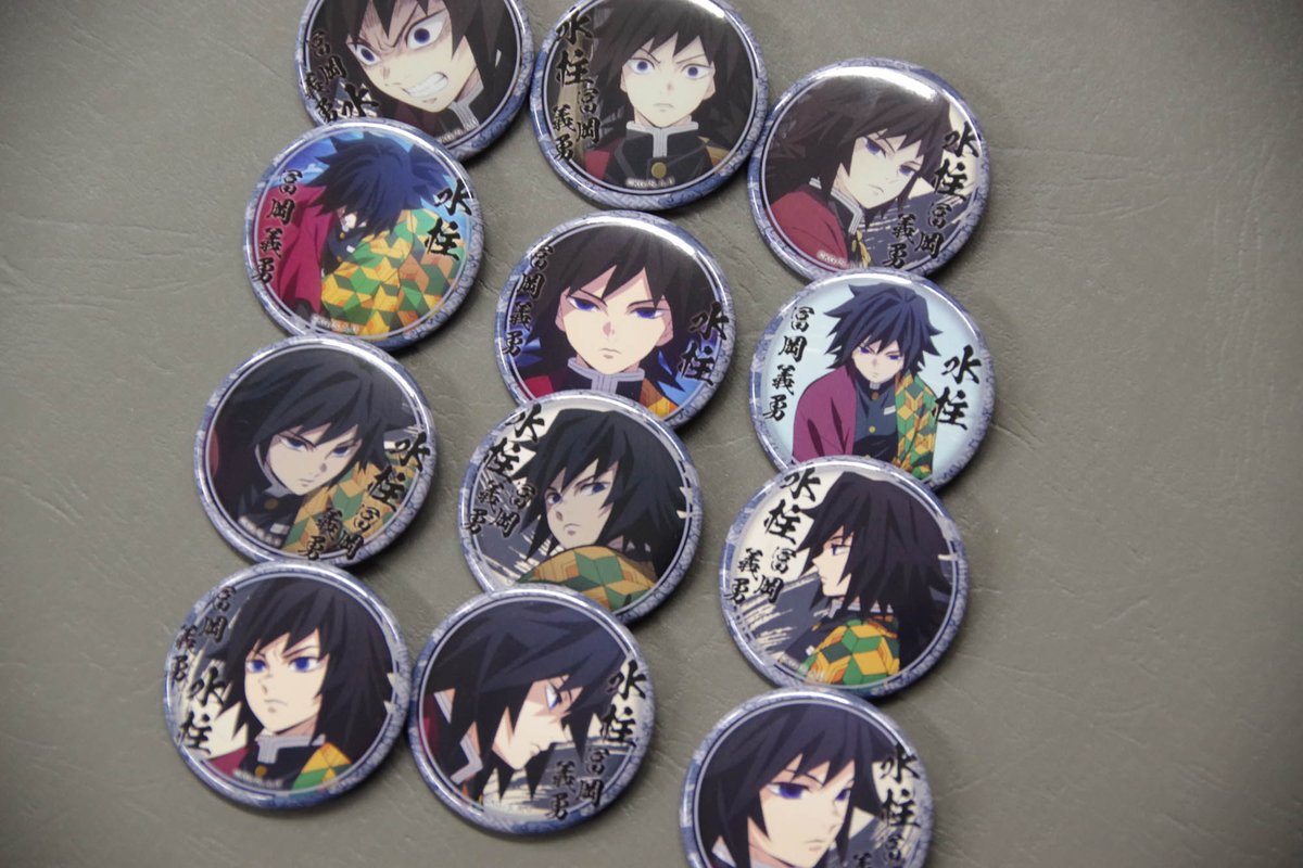 希少　鬼滅の刃　DINING 新店舗記念　スクエア缶バッジ　冨岡 義勇 メモリーズスクエア缶バッジ アニメ「鬼滅の刃」/冨岡 義勇(無限城編