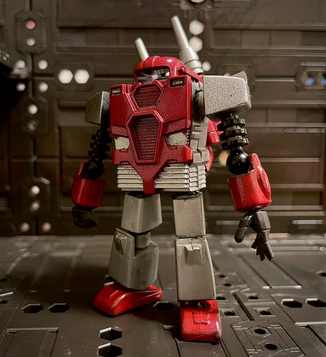 空前の大ブーム、ニットーのビンテージプラモを刻んで組むという