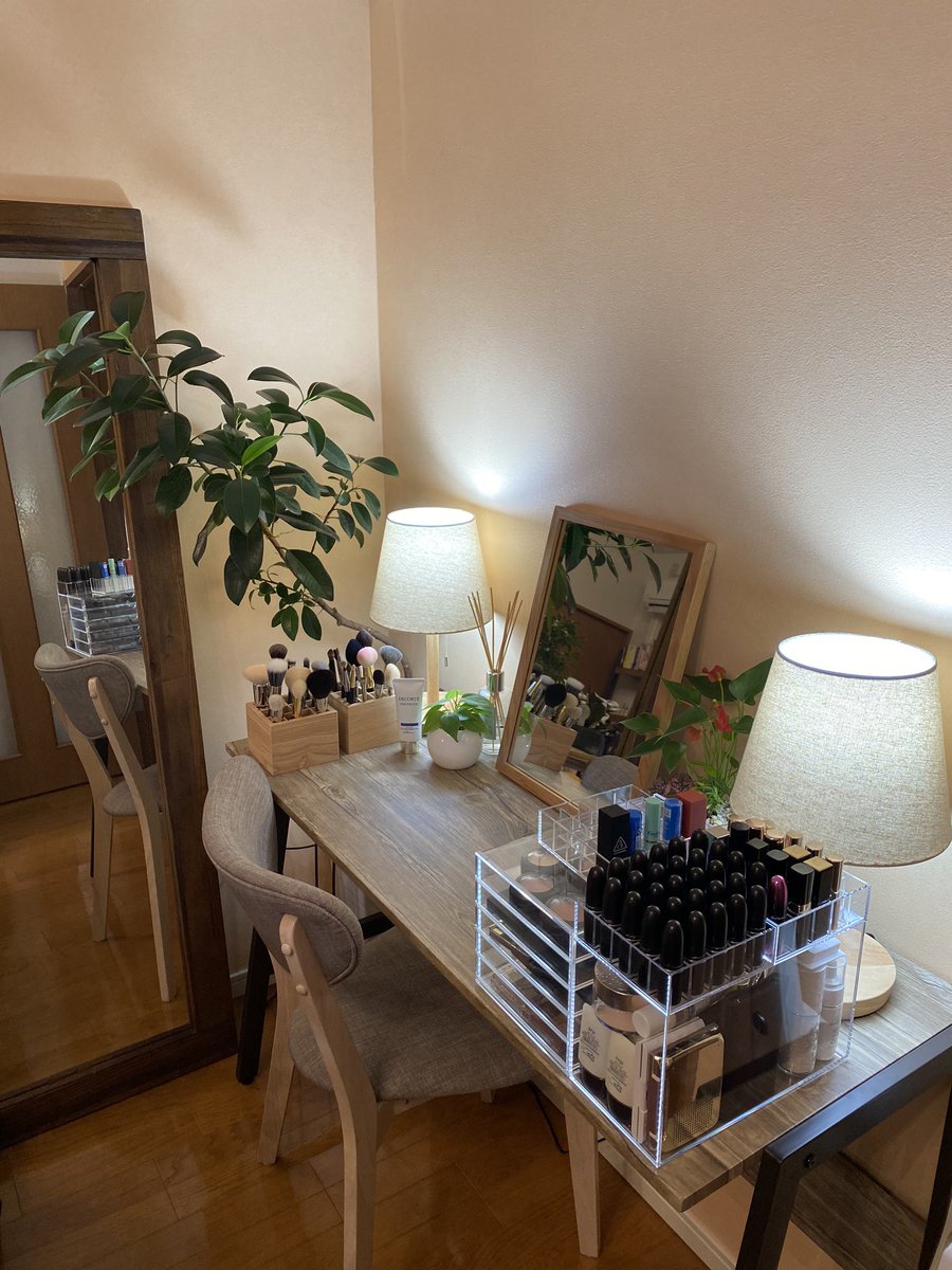 ちょうどいいサイズのドレッサーが見つからなかったのでデスクを