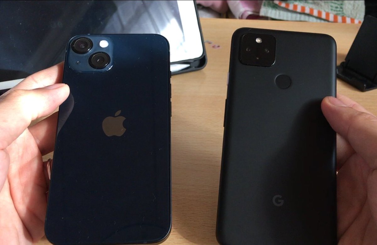 iPhone13のミッドナイトとpixel4a5Gのジャストブラック。ま、iPhoneの