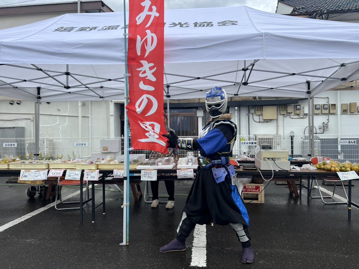 雨止んでショーはできそうでござるな 天気のせいか人通り少なめなので