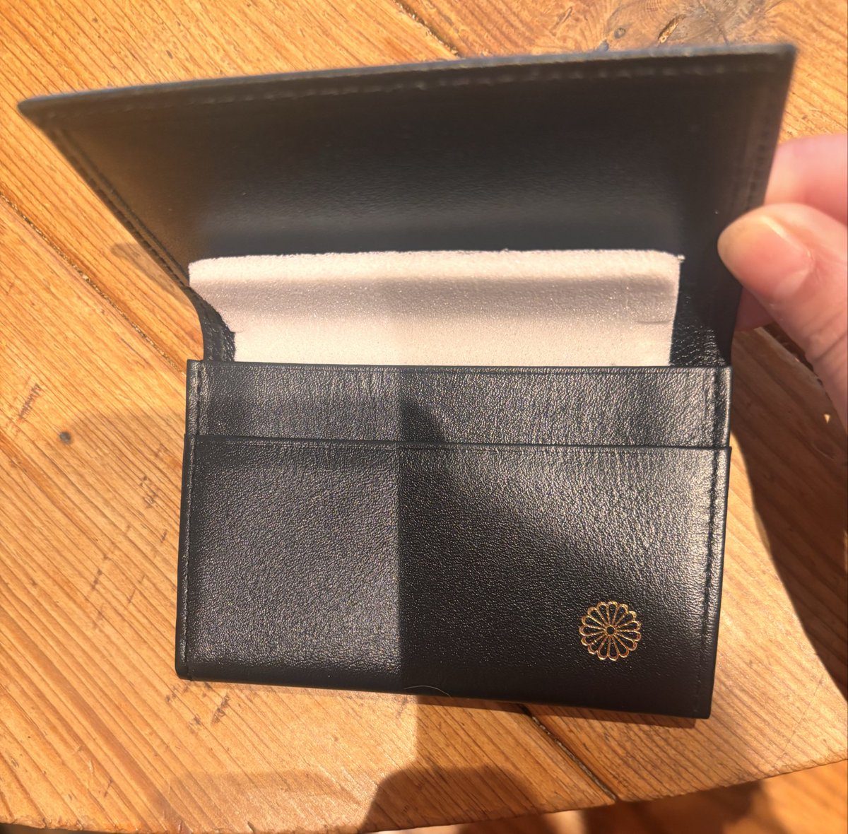 SNSで話題になってた皇居財布が欲しいと言われたので買いに来て名刺