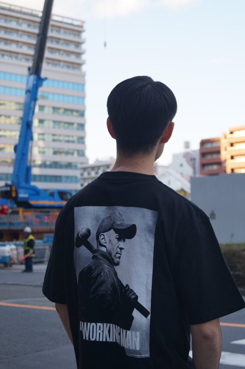 背面には #ジェイソン・ステイサム が！ “激シブ”Tシャツの ストリート