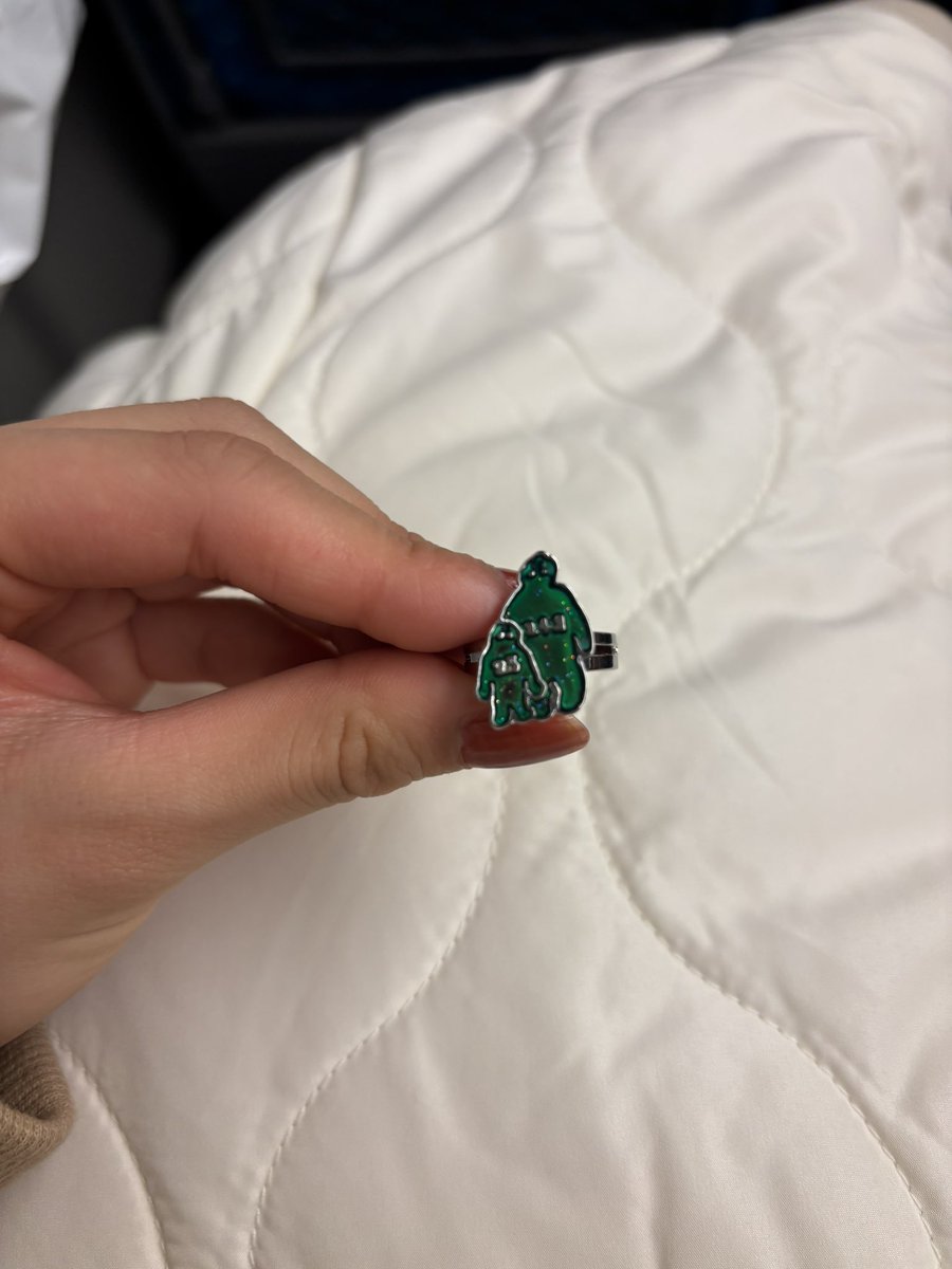 aikoガチャ、指輪出ました！ 気温や体温で色が変わるみたい