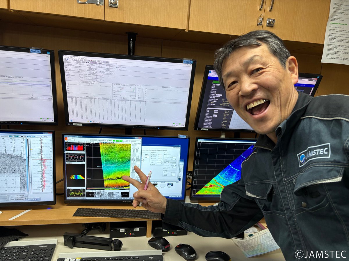 12月31日早朝、海底広域研究船「かいめい」はマリアナ海溝