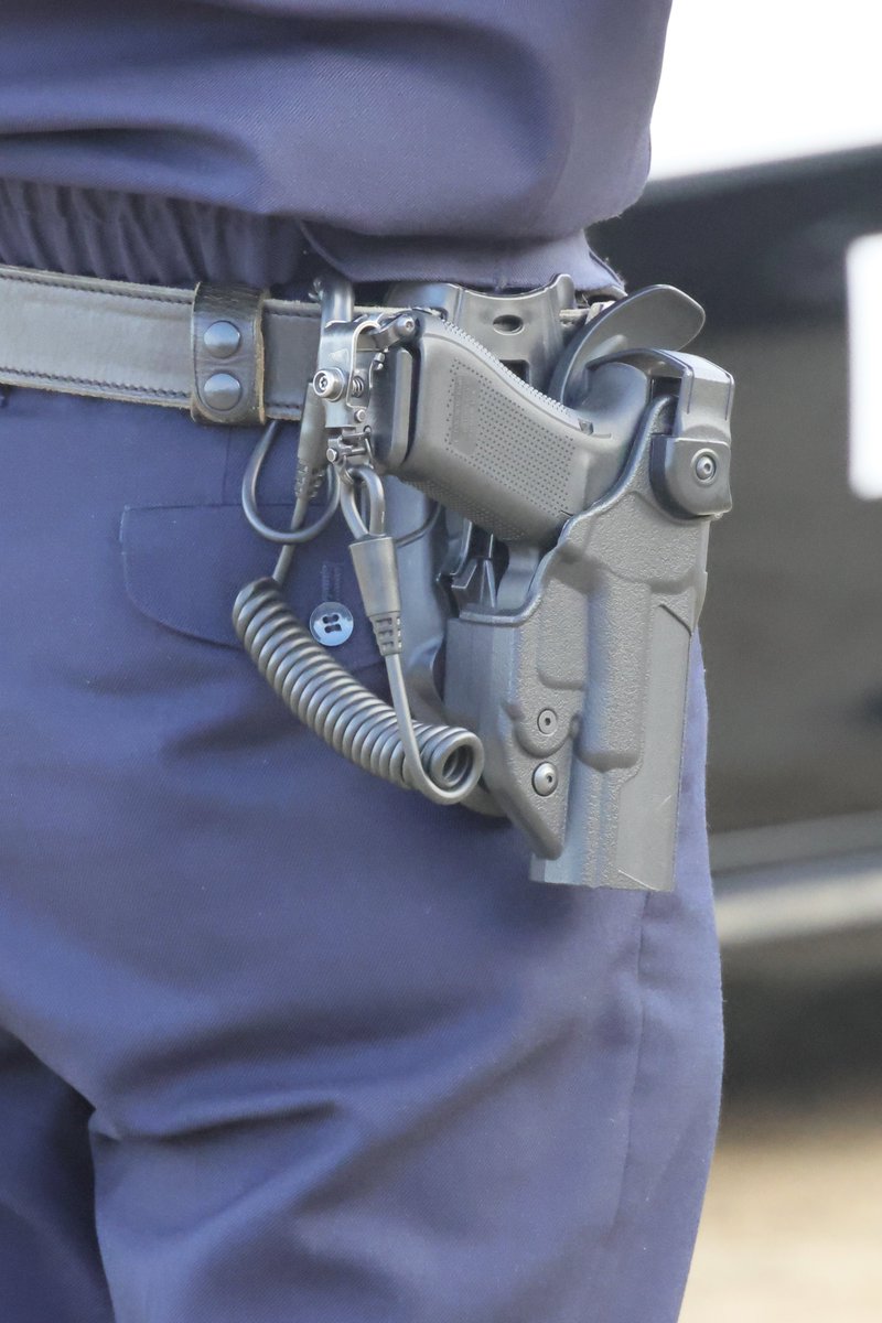 かなり昔こっそり撮影した制服お巡りさんの拳銃 ①珍しくもないニュー