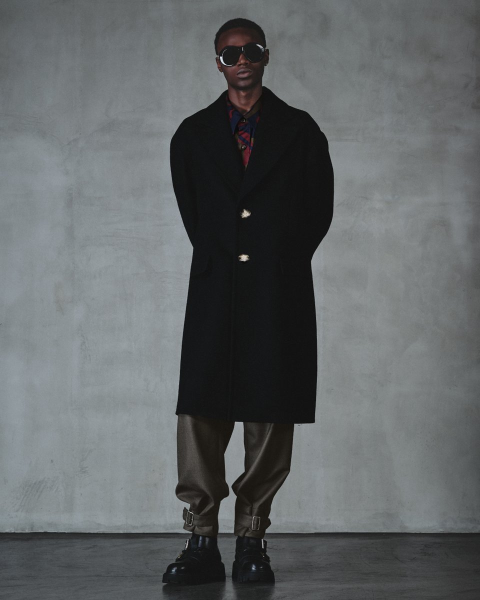 赤いレザーソファーのトロンプイユがプレイフルなジャケットをはじめ