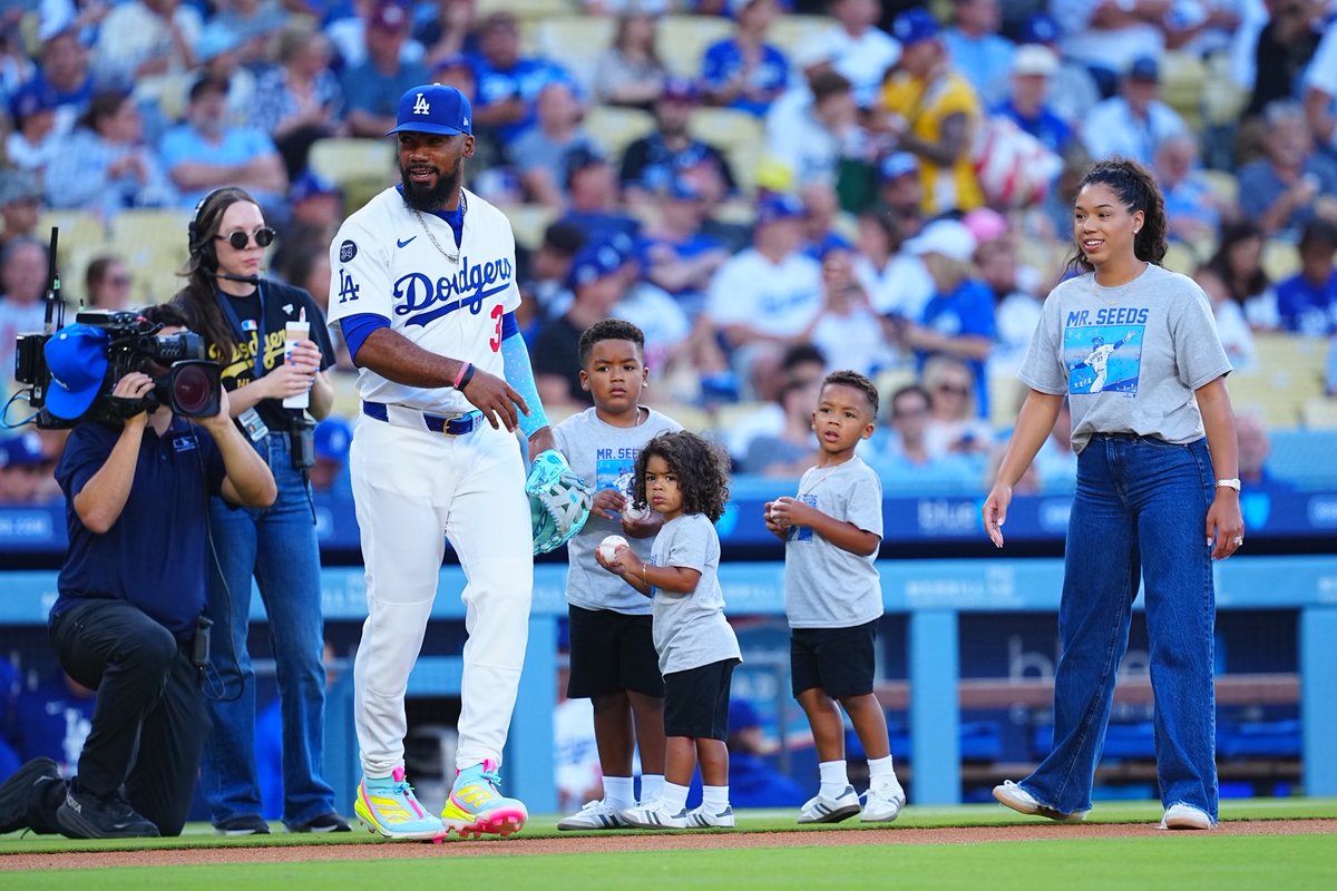 家族で始球式】 #ドジャース #テオスカー・ヘルナンデス 外野手の