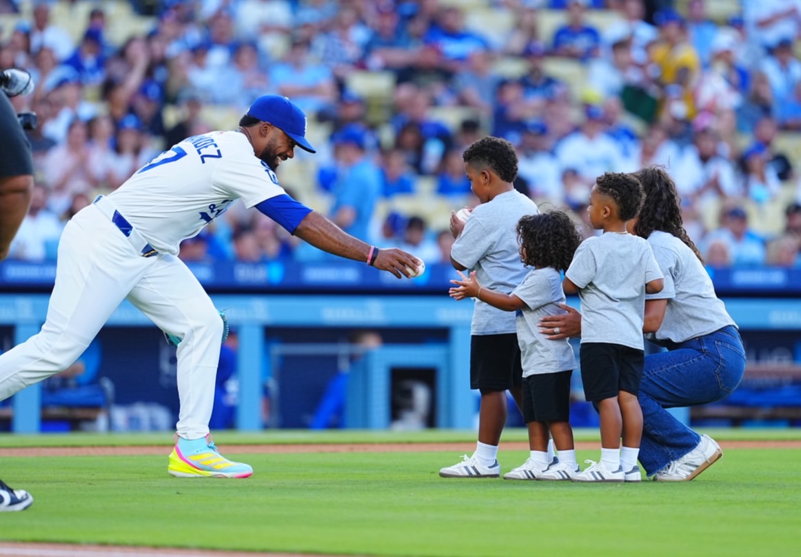 家族で始球式】 #ドジャース #テオスカー・ヘルナンデス 外野手の