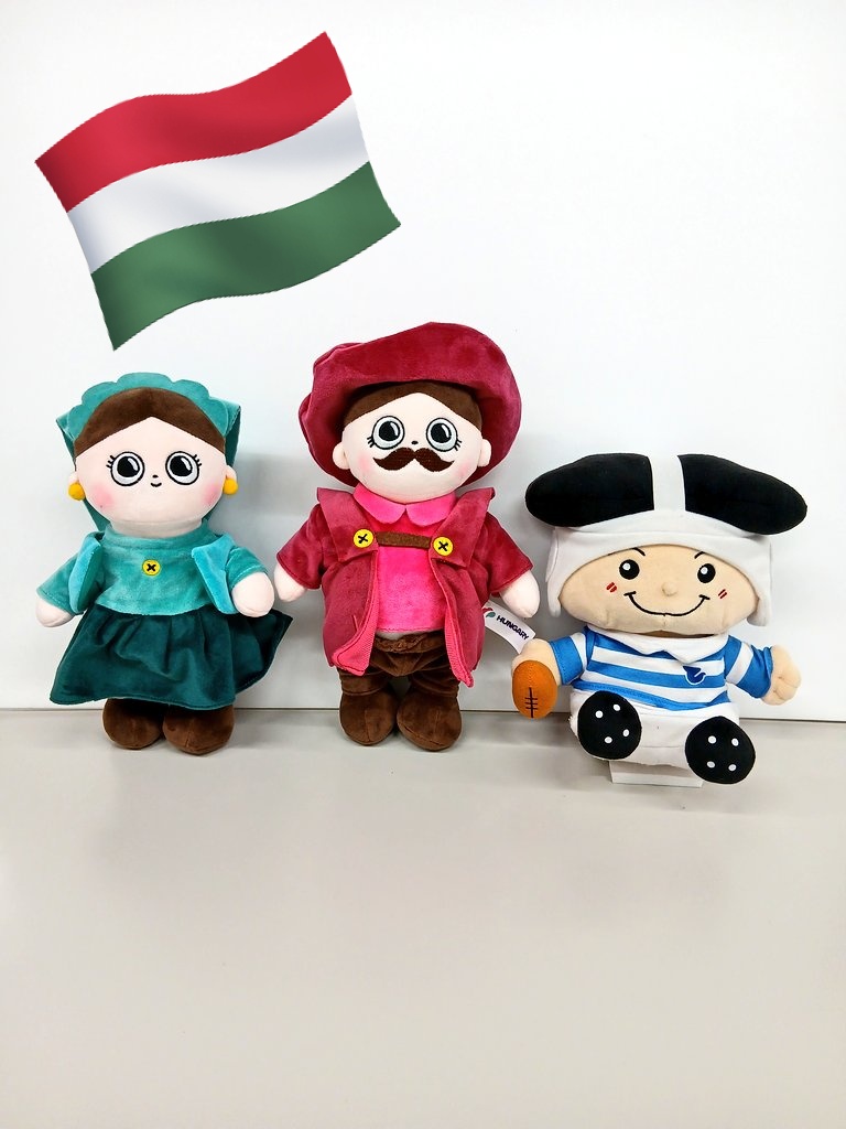 ハンガリーパビリオンのマスコットキャラクターミシュカさんと